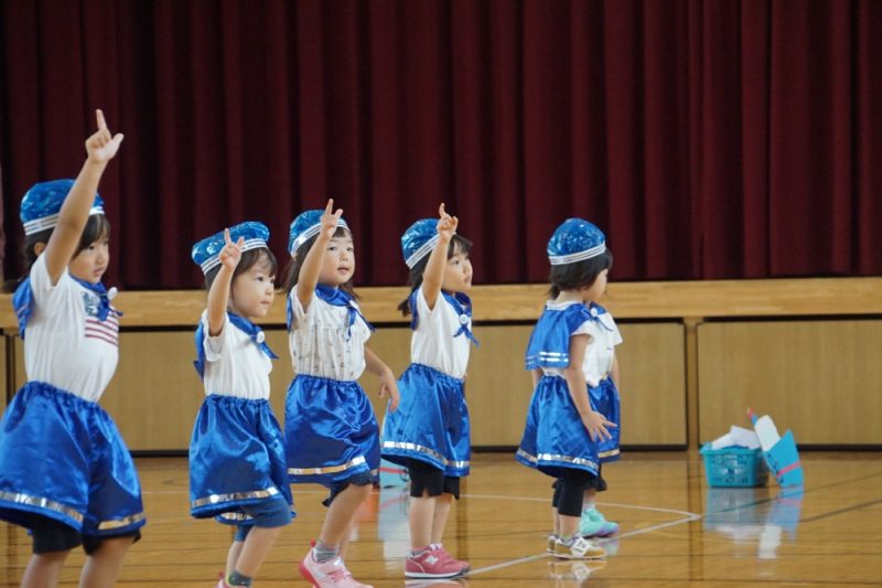 運動会：久米川小学校の体育館をお借りして運動会！ かけっこや、親子競技に表現活動とスポーツの秋を楽しみます。
