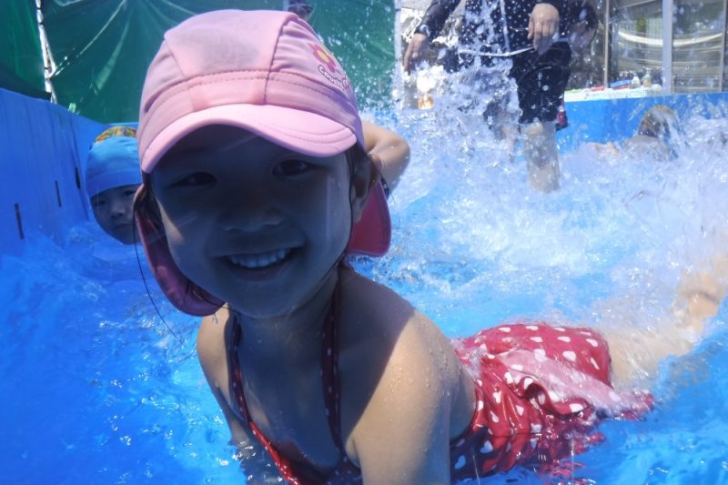 夏ならではの遊びにプール活動、幼児クラスのお友だちは園庭に設置された大きなプールで水しぶきを上げて楽しみます。