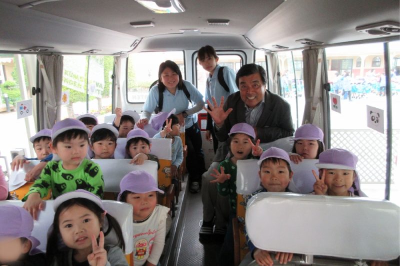 春の遠足：幼児クラスのお友だちは法人の幼稚園バスに乗って遠足に行きます。